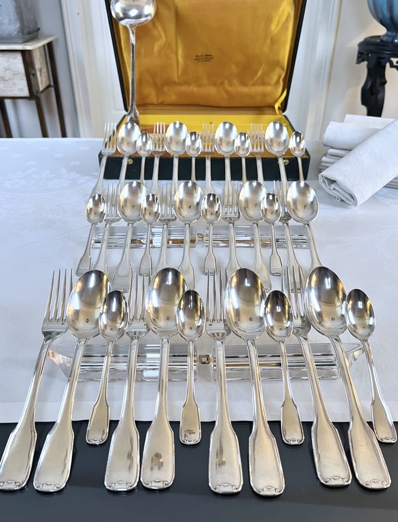 menagere-ancienne-metal-argente-style-art-deco-1940-couverts-moderne-argenterie-ancienne-ecrin-coffret-rangement-art-de-la-table-antiquaire-brocante