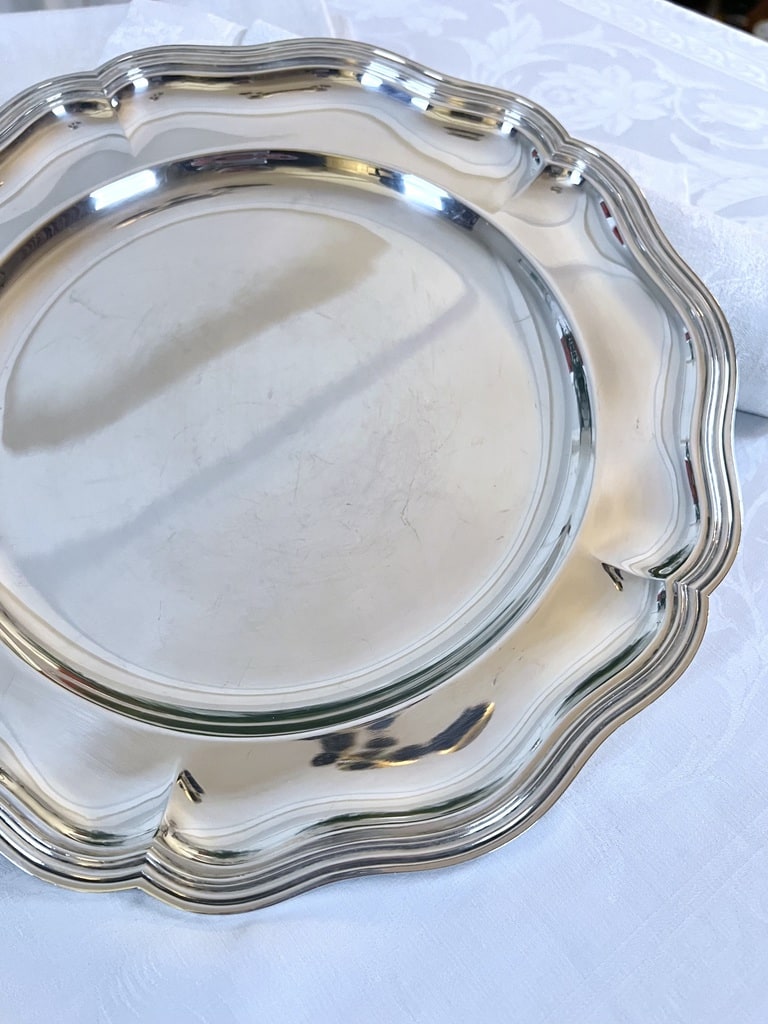 plat-de-service-rond-argenterie-ancienne-maillechort-vaisselle-art-de-la-table-piece-de-forme-brocante-antiquaire