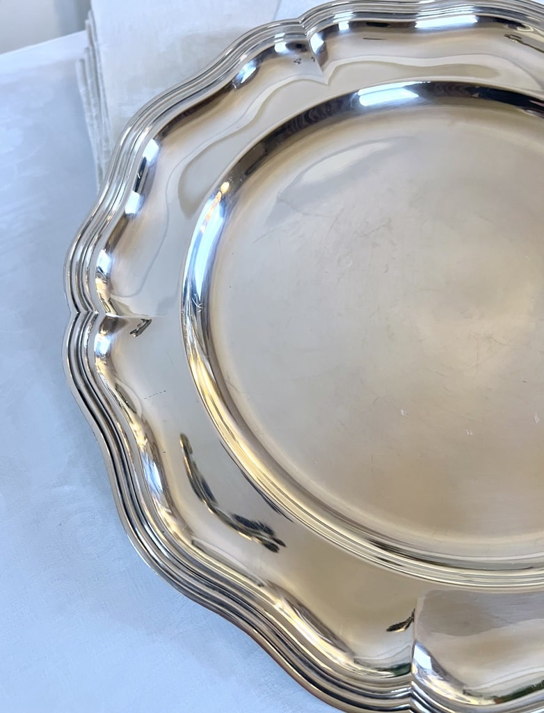 plat-de-service-bords-chantourne-argenterie-piece-de-forme-en-maillechort-brocante-antiquaire-vaisselle