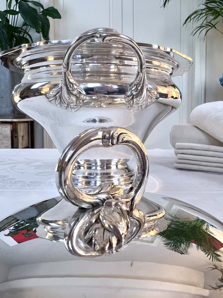 argenterie-decor-classique-soupiere-piece-de-forme-presentation-maillechort-antiquaire-brocante