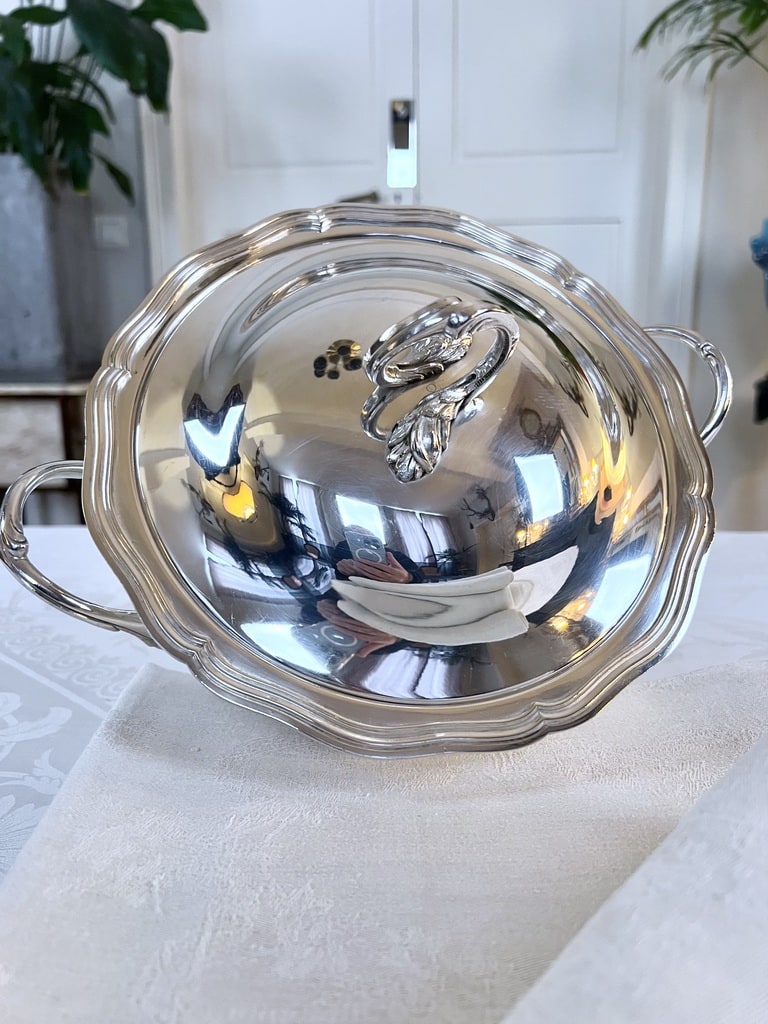 soupiere-ancienne-style-classique-decor-feuillage-piece-de-forme-en-maillechort-service-de-table-brocante-antiquaire-vaisselle