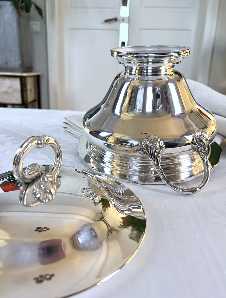 soupiere-vintage-style-classique-piece-de-forme-en-maillechort-decor-de-feuillage-style-louis-xv-brocante-art-de-la-table-antiquaire