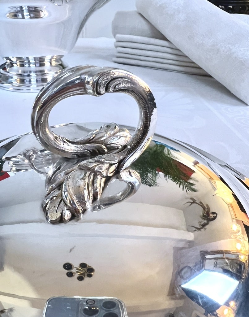 poignee-couvercle-argenterie-soupiere-maillechort-feuillage-decor-classique-antiquaire-brocante