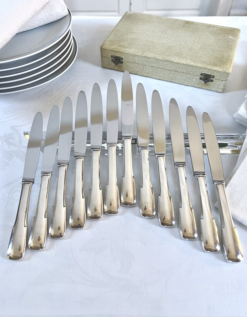 couteaux-entremets-manche-metal-argente-lame-inox-couverts-anciens-style-moderne-antiquaire-art-de-la-table-brocante-vintage