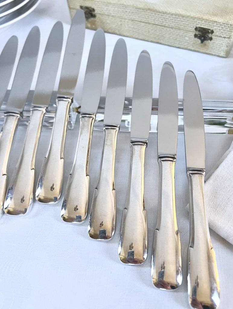 couteaux-a-entremets-manches-en-metal-argente-lames-inox-argenterie-ancienne-art-de-la-table-menagere-vintage-couverts-moderne-antiquites-brocante