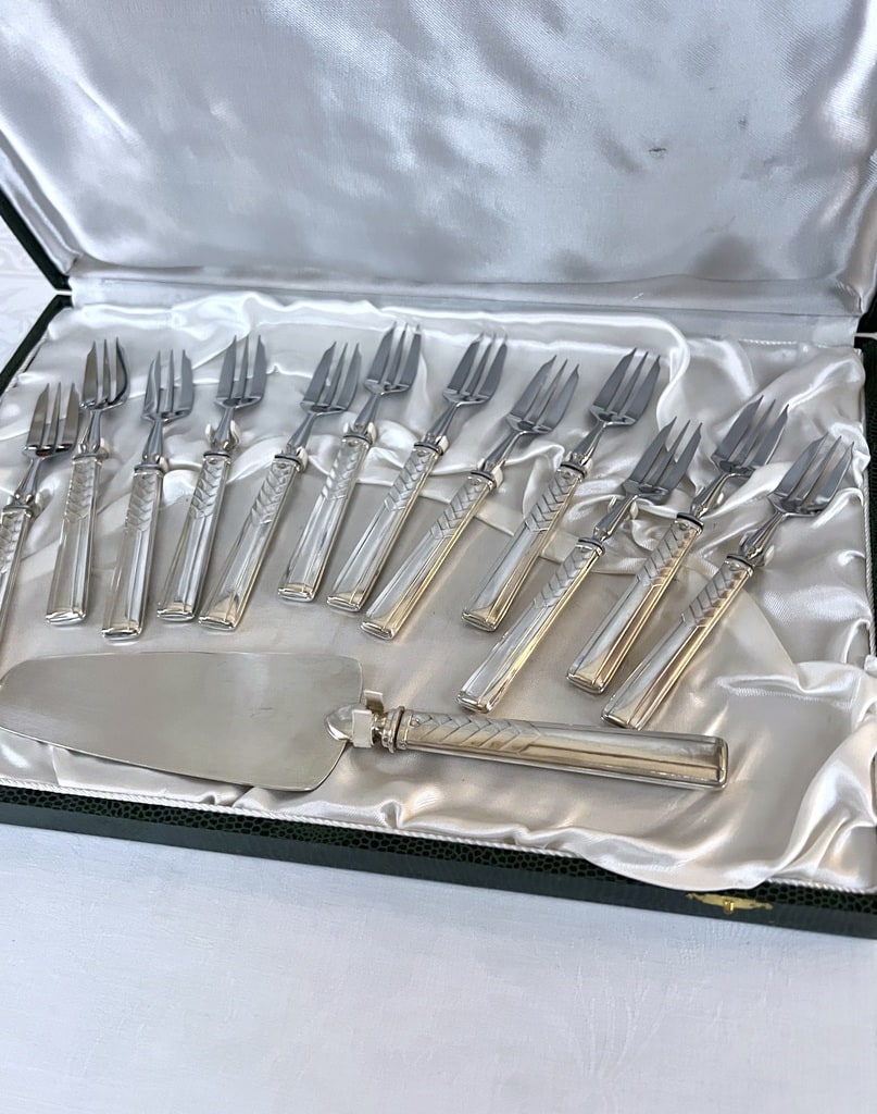 couverts-a-dessert-en-argent-fourchettes-a-gateau-ecrin-coffret-de-rangement-vaisselle-moderne-style-vintage-antiquaire-brocante