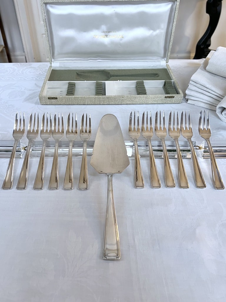 couverts-a-dessert-fourchette-a-gateau-pelle-tarte-metal-argente-epoque-art-deco-vaisselle-moderne-brocante-antiquaire-france