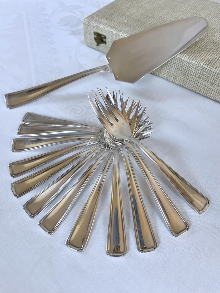 fourchettes-a-gateau-metal-argente-epoque-art-deco-vaisselle-vintage-style-moderne-argenterie-francaise-brocante-antiquaire