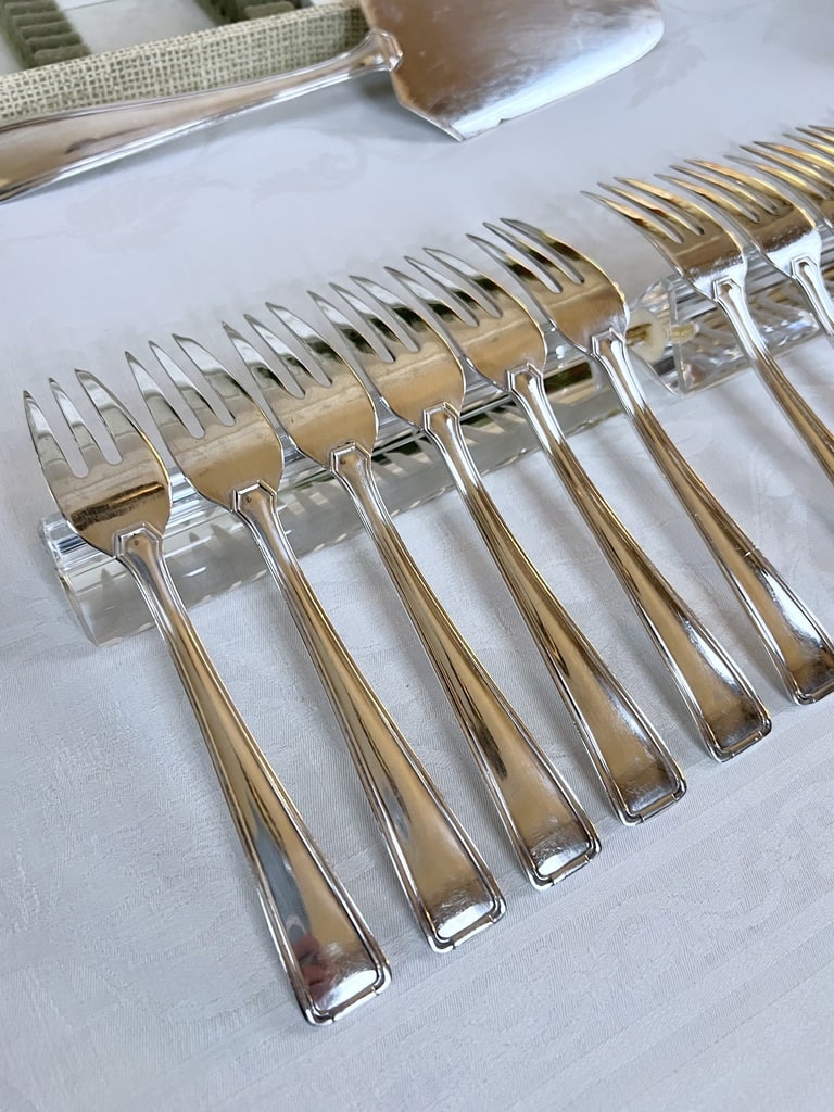 fourchettes-a-gateau-en-metal-argente-ecrin-coffret-de-rangement-menagere-ancienne-antiquaire-brocante-france