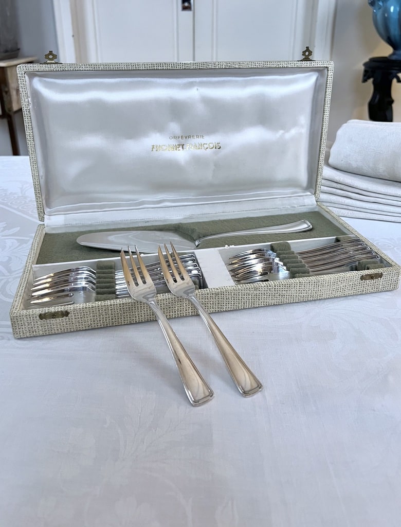 coffret-fourchettes-gateau-pelle-a-tarte-metal-argente-art-deco-couverts-dessert-antiquaire-brocante