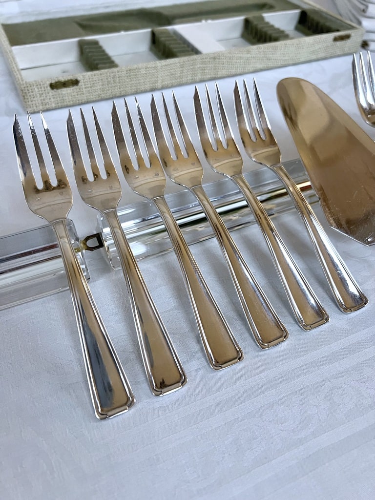 fourchettes-a-gateau-metal-argente-vaisselle-moderne-style-art-deco-art-de-la-table-vintage-couverts-anciens-antiquaire-brocante