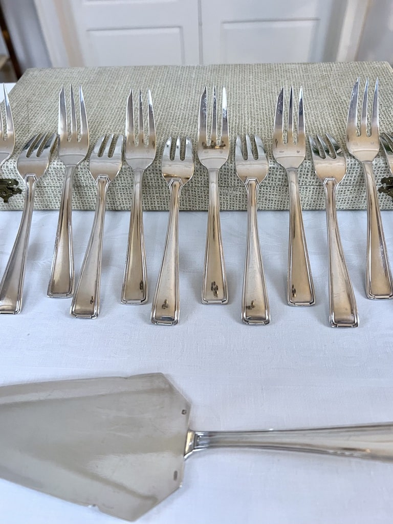 couverts-a-dessert-fourchettes-a-gateau-metal-argente-pelle-de-service-menagère-ancienne-style-art-deco-brocante-vintage-art-de-la-table-antiquaire