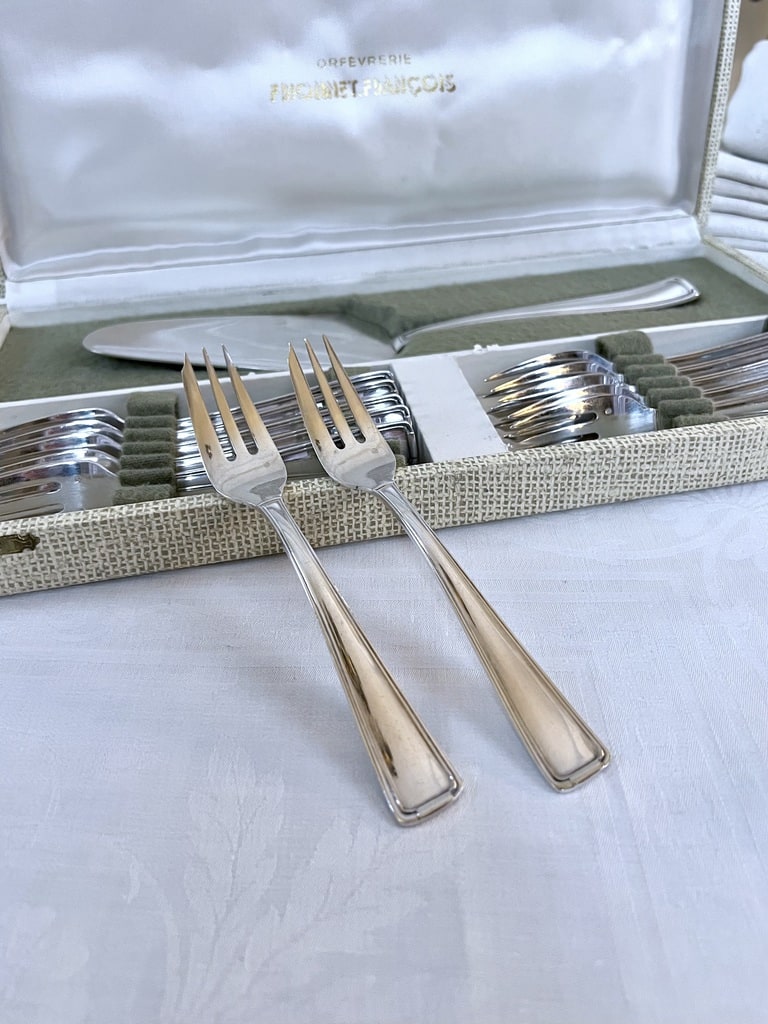 couverts-dessert-metal-argente-fourchettes-a-gateau-pelle-de-service-vaisselle-moderne-style-art-deco-brocante-art-de-la-table