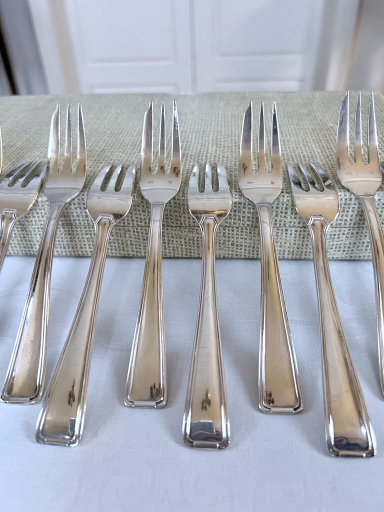 fourchettes-a-dessert-en-metal-argente-vaisselle-ancienne-style-vintage-art-deco-couverts-anciens-moderne-20e-siecle-menagere-antiquites-brocante