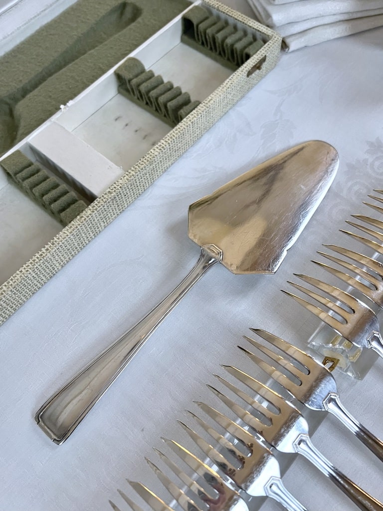 service-de-couverts-a-dessert-metal-argente-art-deco-vaisselle-vintage-style-moderne-brocante-antiquites-art-de-la-table-ancien