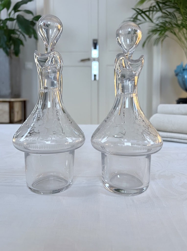 flacons-verre-souffle-decor-grave-huile-vinaigre-art-de-la-table-vaisselle-ancienne-brocante-antiquaire-argenterie