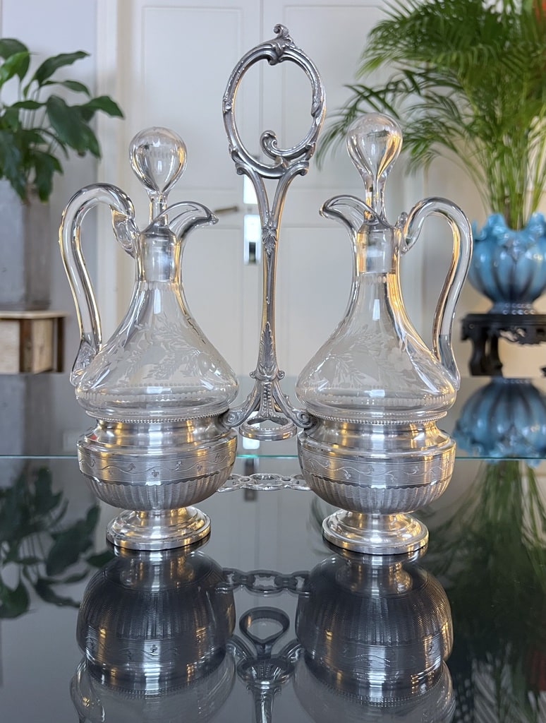 huilier-vinaigrier-metal-argente-verre-souffle-decor-grave-orfevre-france-antiquaire-brocante-art-de-la-table