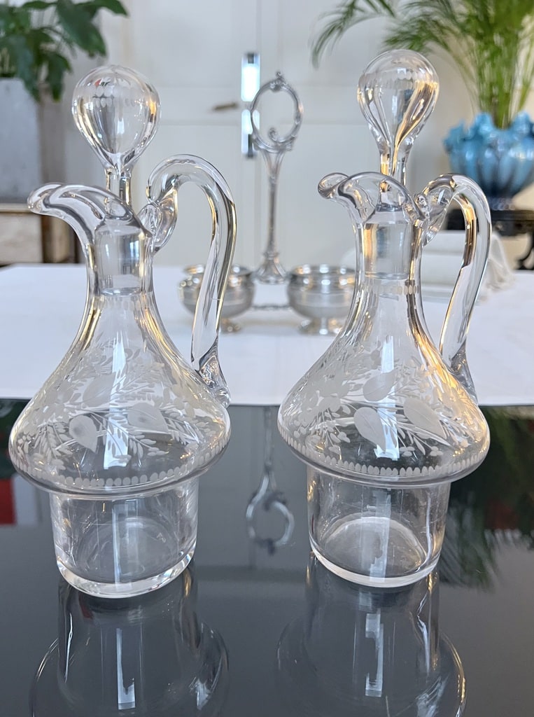 flacons-verre-souffle-decors-graves-huile-vinaigre-serviteur-metal-argente-style-louis-XV-rocaille-brocante-antiquaire