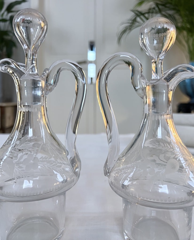 huile-vinaigre-verre-souffle-decor-grave-art-de-la-table-anciens-20e-siecle-serviteur-condiments-brocante-antiquites