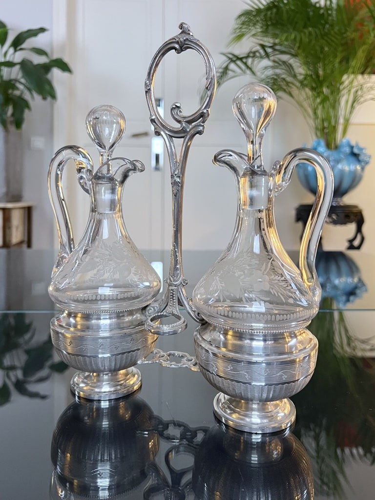 huile-vinaigre-serviteur-metal-argente-verre-souffle-decor-grave-vaisselle-ancienne-condiments-antiquaire-brocante-france
