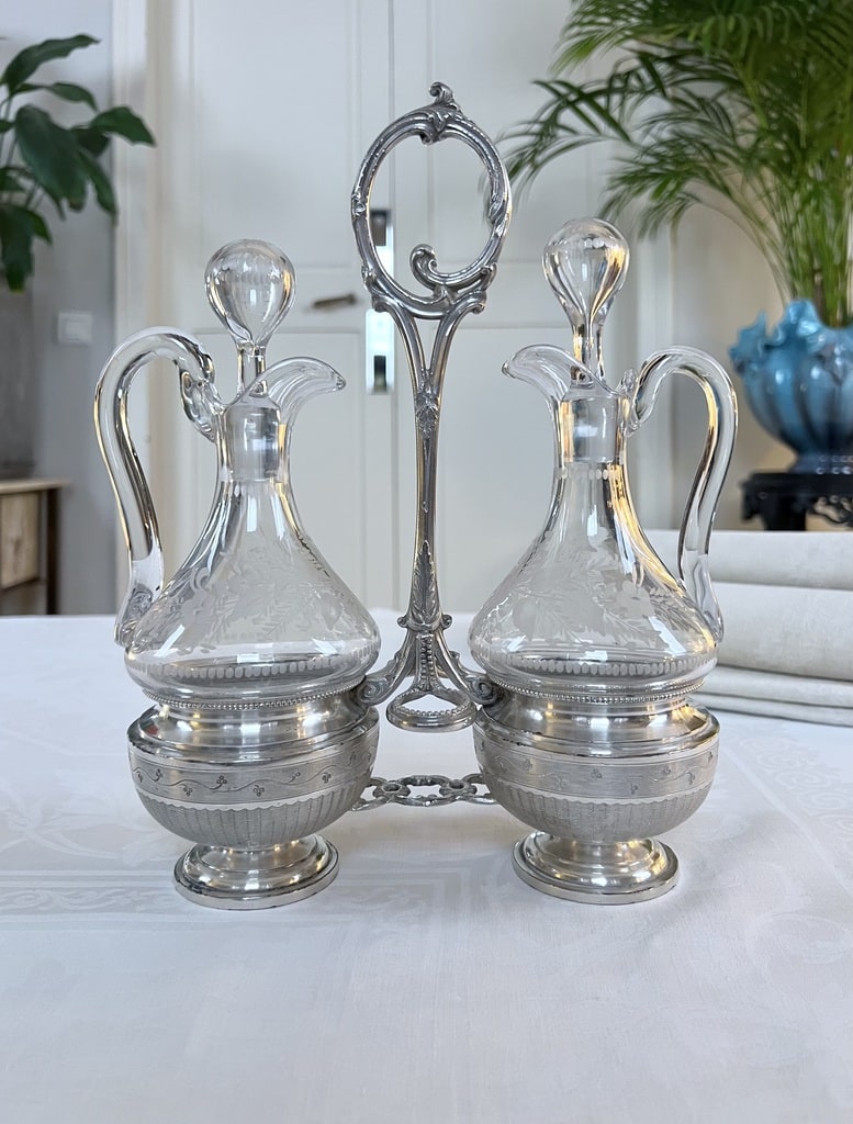 serviteur-huile-vinaigre-verre-souffle-decor-grave-metal-argente-decor-guilloche-style-louix-XV-antiquaire-art-de-la-table-vaisselle-vinatge