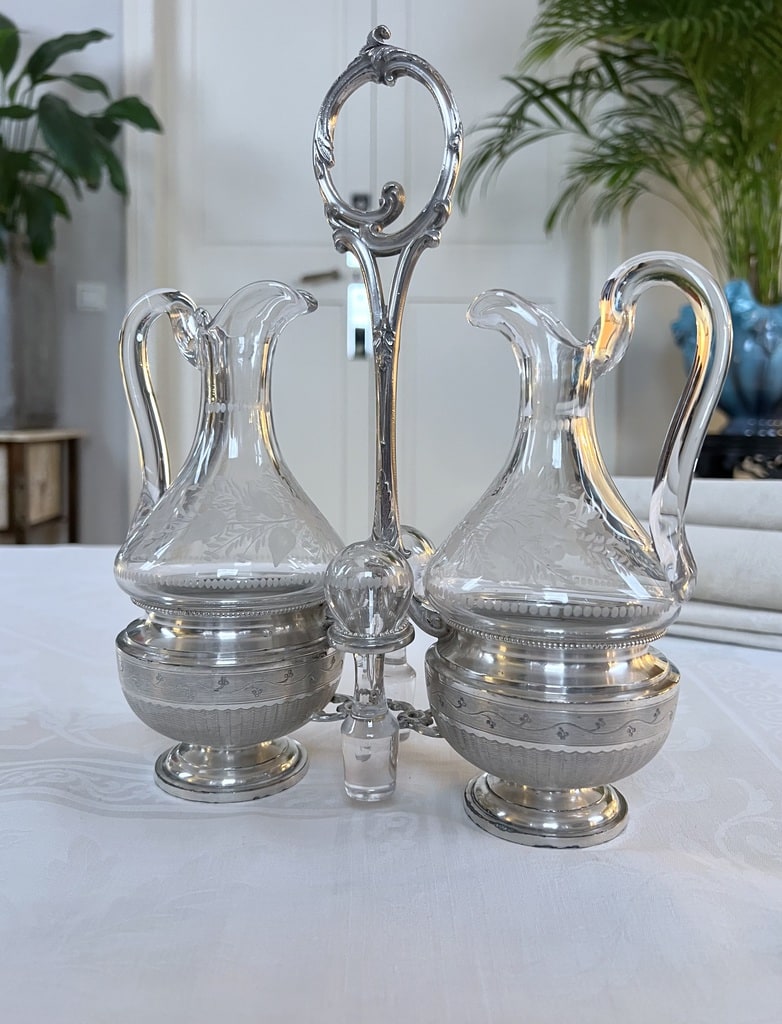 serviteur-huile-vinaigre-metal-argente-decor-guilloche-grave-verre-souffle-art-de-la-table-20e-siecle-orfevre-frenais