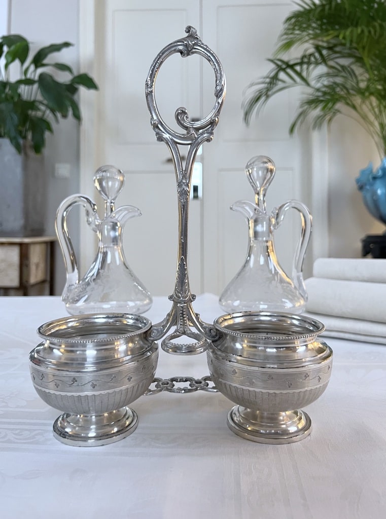 serviteur-metal-argente-huile-vinaigre-verre-souffle-grave-decor-art-de-la-table-classique-style-louis-XV-antiquaire-brocante
