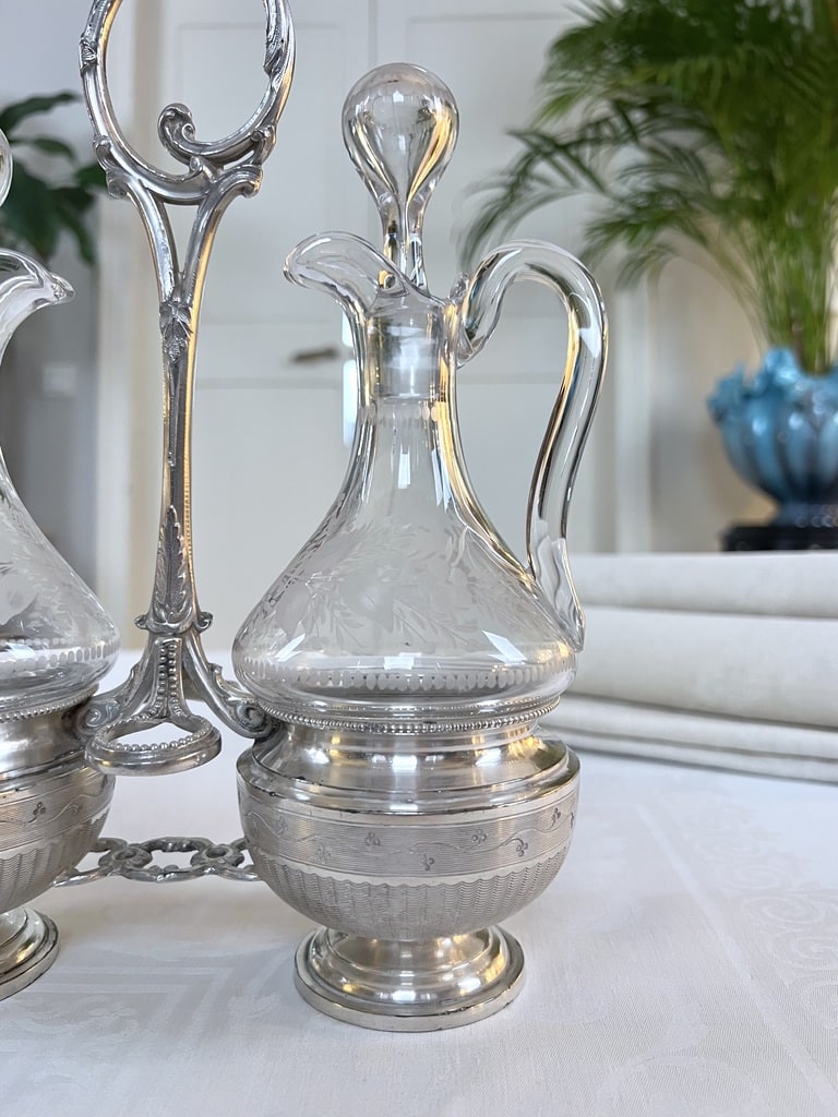 vinaigre-serviteur-metal-argente-decor-rocaille-louis-XV-verre-souffle-decor-grave-antiquaire-brocante-france