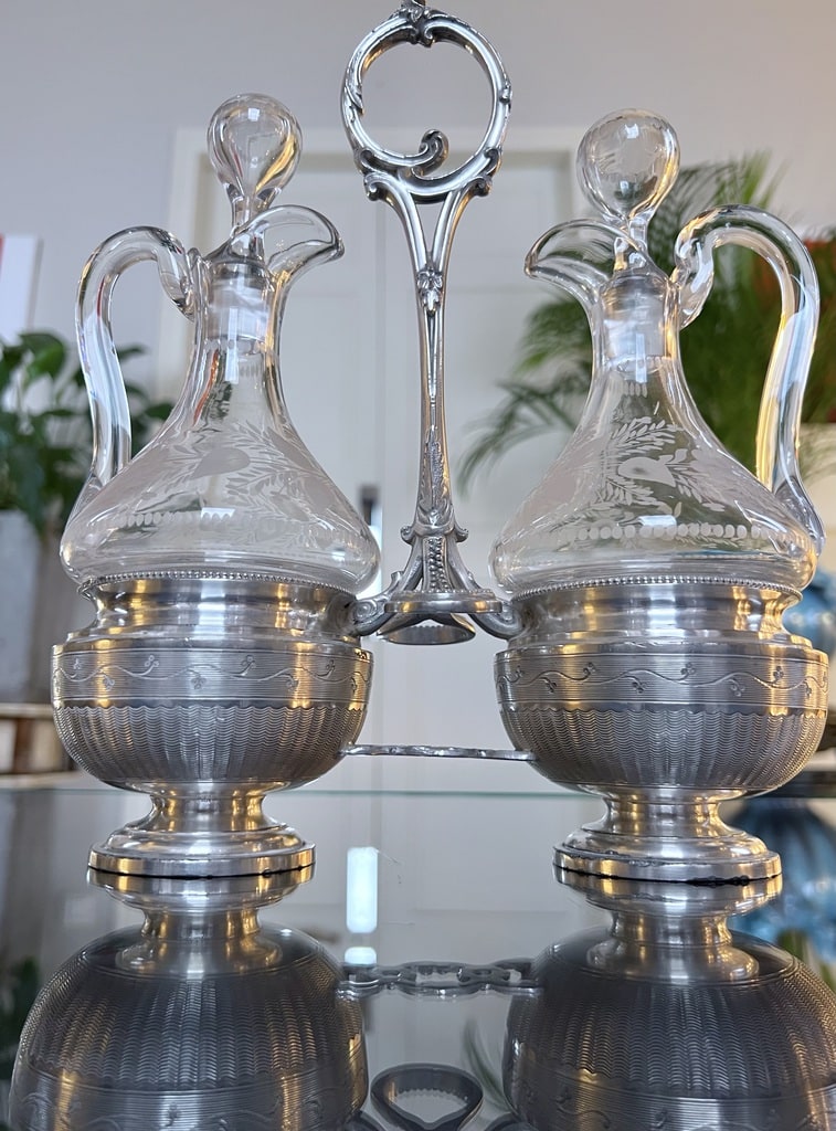 serviteur-huile-vinaire-verre-souffle-metal-argente-style-louis-XV-orfevre-frenais-france-antiquaire-brocante-art-de-la-table-vintage