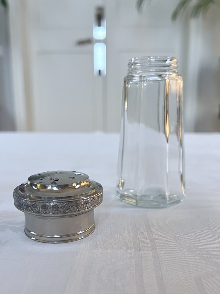 Saupoudreuse en verre taillé, bouchon en argent, poinçon Minerve, poinçon de MO C e
