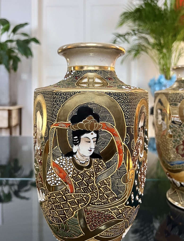 paire-de-vases-japonais-satsuma-technique-moriage-decor-emaille-et-dore-scene-personnages-peints-a-la-main-antiquaire-brocante