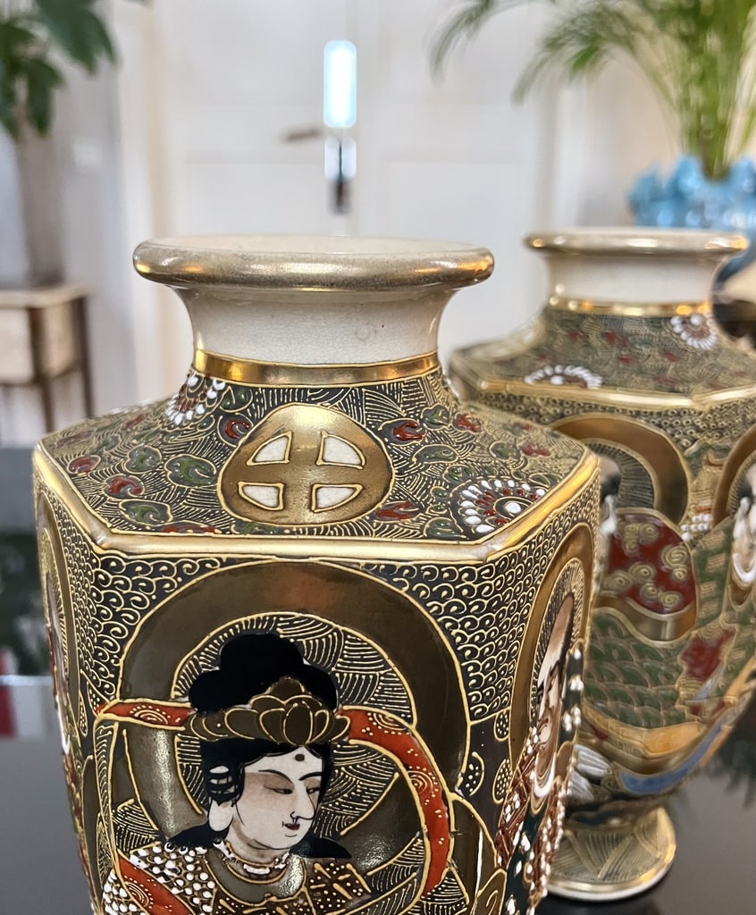 paire-de-vases-japonais-technique-moriage-email-satsuma-decoration-interieure-classique-antiquaire-brocante-vintage