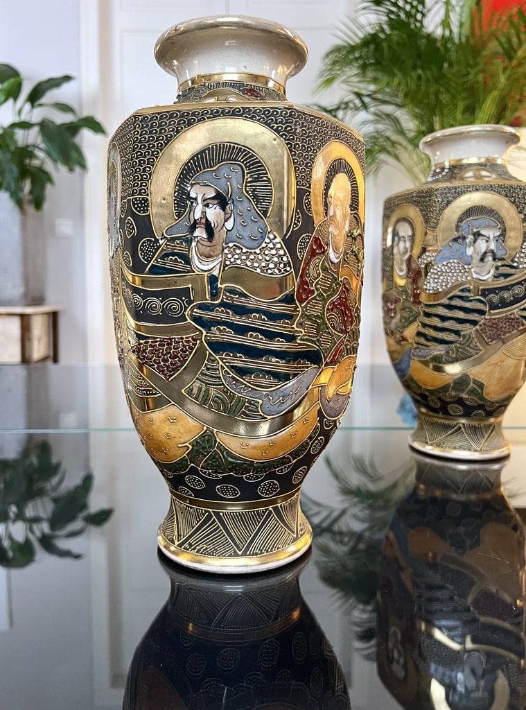 paire-de-vases-japonais-satsuma-decor-ton-or-email-polychrome-personnages-homme-et-femme-decoration-asiatique-antiquaire-brocante