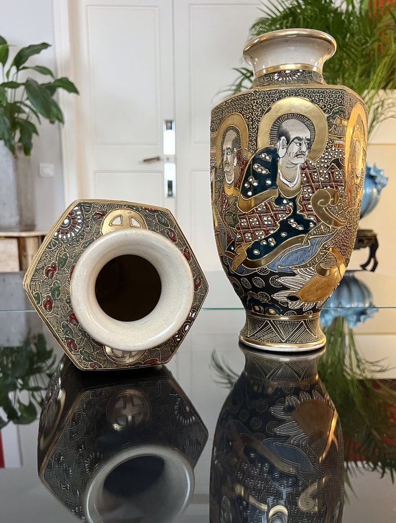 paire-de-vases-japonais-satsuma-decor-emaille-moriage-dore-a-l-or-fin-personnages-peints-decoration-debut-20e-siecle-antiquaire-brocante