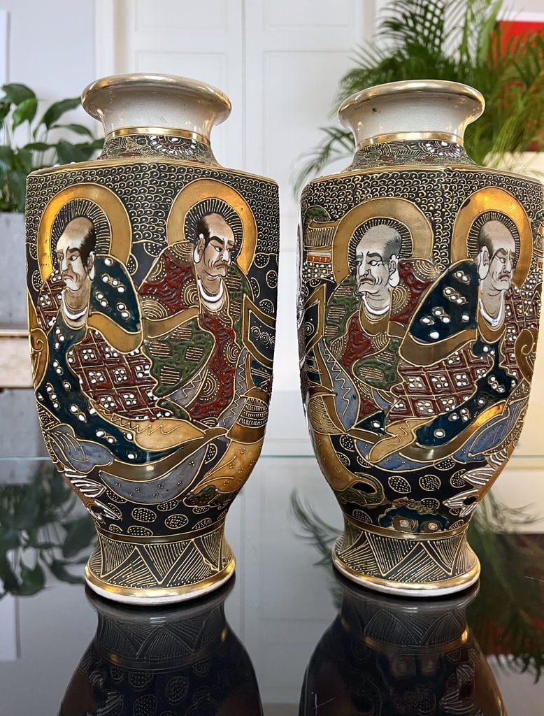 paire-de-vases-japonais-satsuma-decor-emaille-moriage-personnages-peints-rehausse-or-fin-debut-20e-siecle-antiquaire-brocante-decoration-asiatique