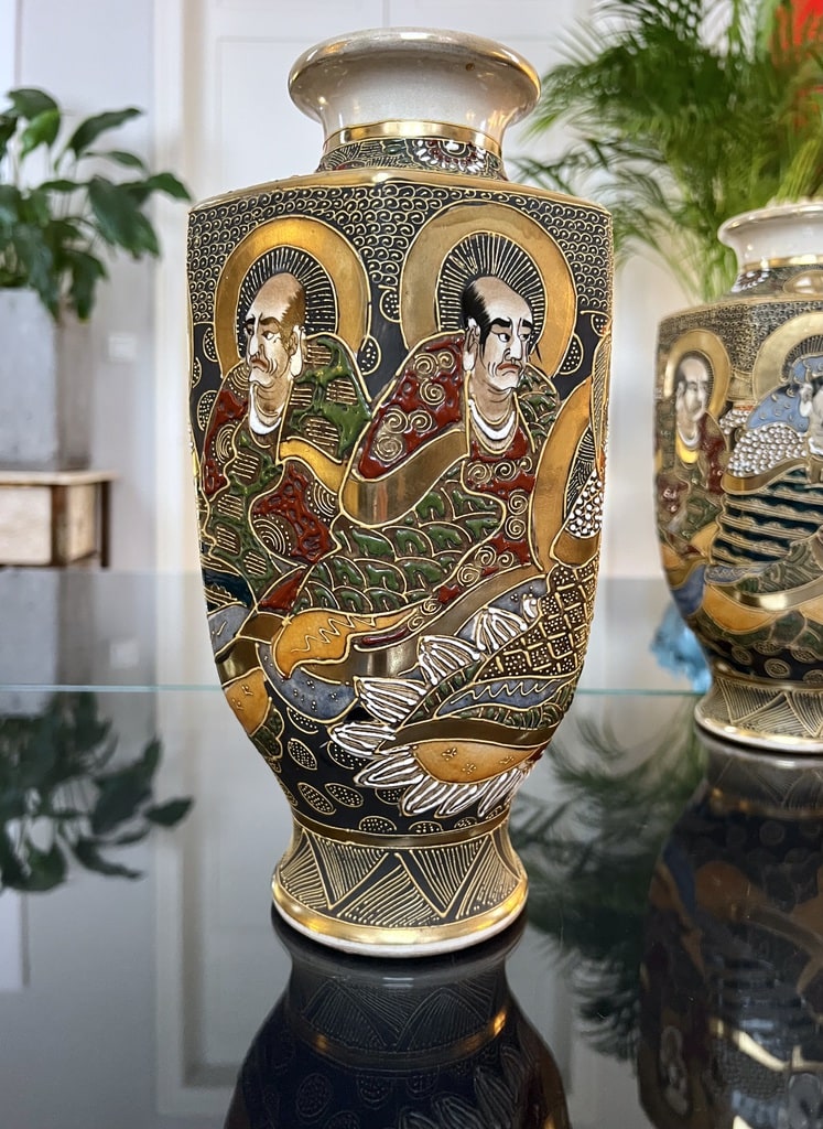 paire-de-vases-japonais-satsuma-decor-polychrome-personnages-emailles-or-fin-decoration-fin-XIXe-siecle-antiquaire-brocante