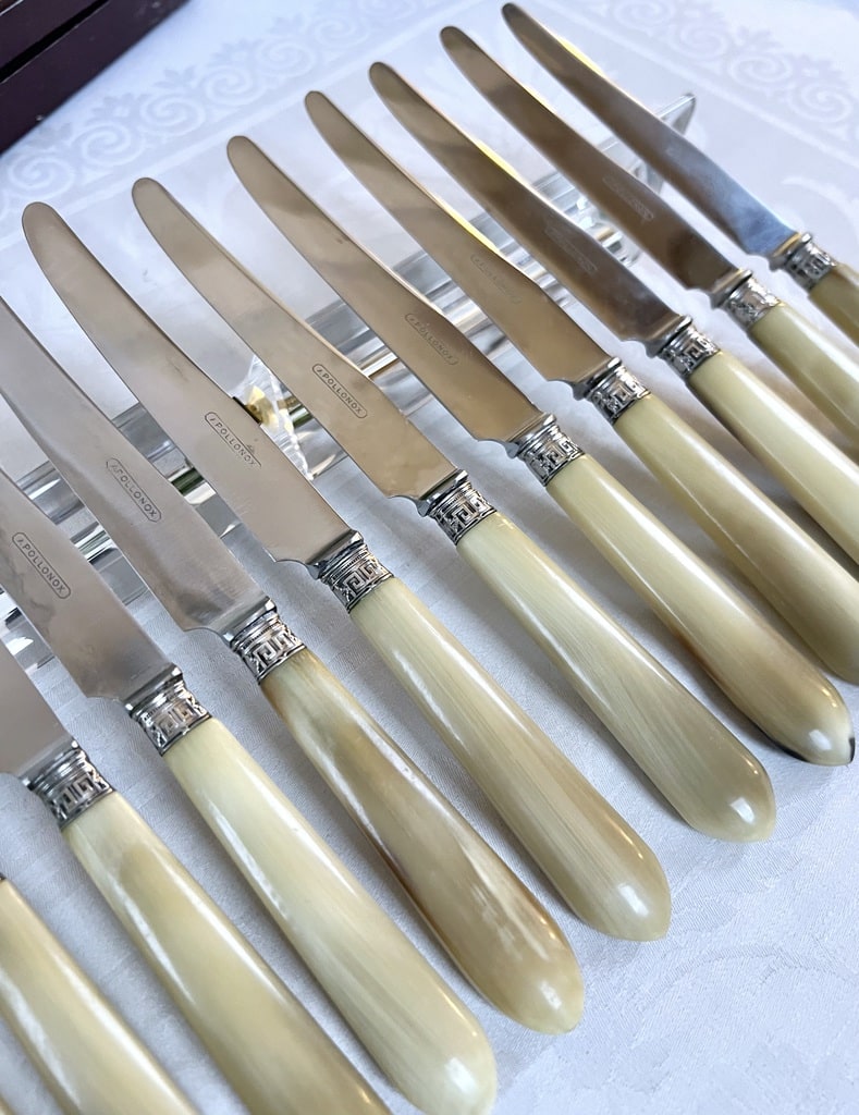 couteaux-entremets-art-deco-style-moderne-manche-corne-bovine-metal-argente-lames-inox-brocante-antiquaire-art-de-la-table