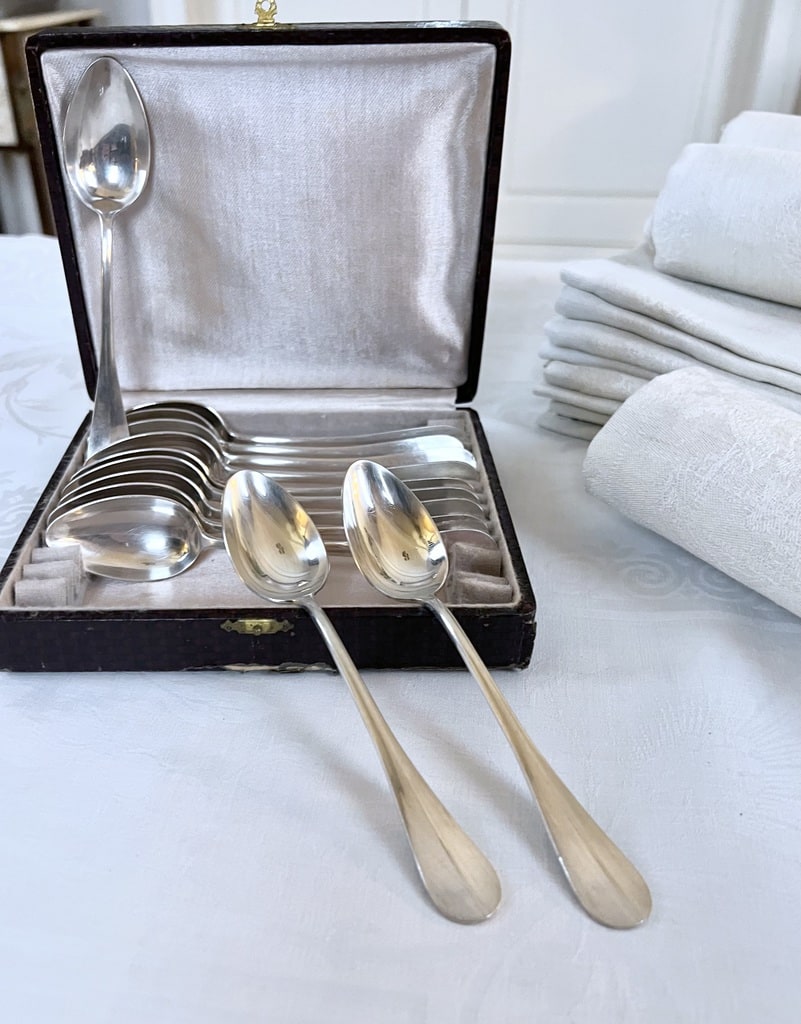 coffret-cuilleres-a-dessert-metal-blanc-menagere-ancienne-style-classique-francais-brocante-antiquaire-couverts-vintage