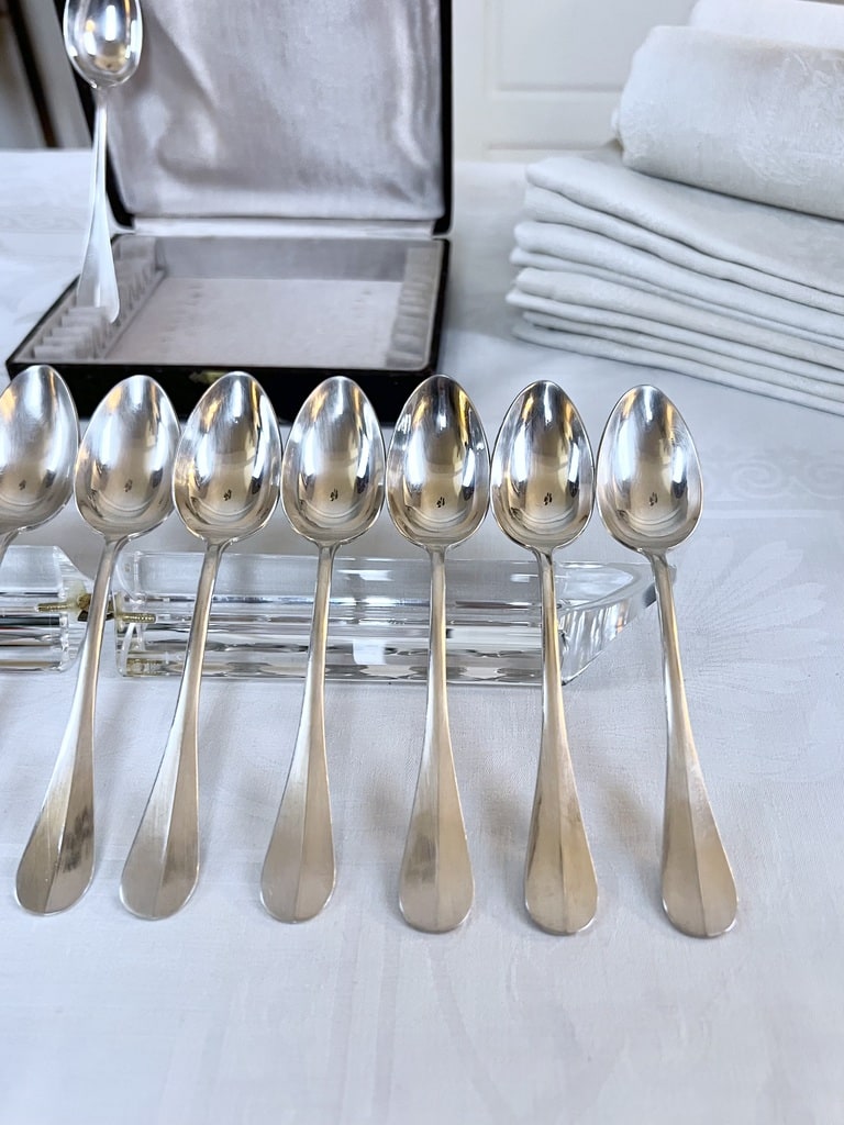cuilleres-a-dessert-en-metal-blanc-brocante-antiquaire-art-de-la-table-couverts-vintage