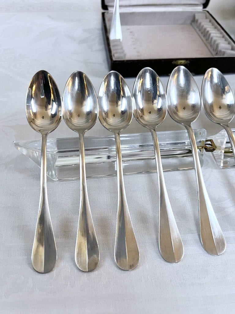 cuilleres-a-dessert-en-metal-blanc-couverts-vaisselle-ancienne-coffret-ecrin-antiquaire-brocante-en-ligne