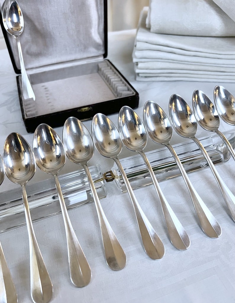 Ménagère de 16 couverts en métal inoxydable gris Mano Hübsch - 24cm