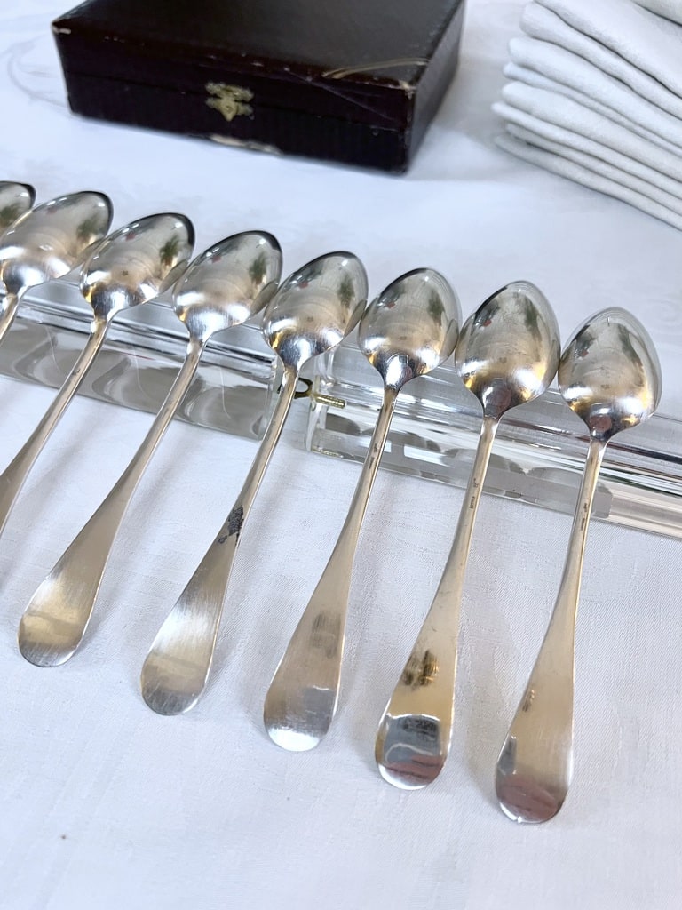 cuilleres-a-dessert-metal-blanc-menagere-20e-siecle-brocante-antiquaire-art-de-la-table-francais