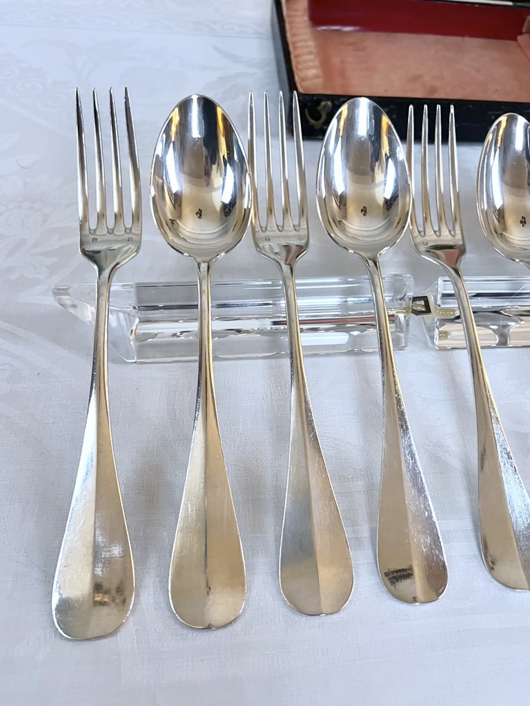 couverts-anciens-metal-blanc-coffret-ecrin-menagere-art-de-la-table-vaisselle-brocante-antiquites