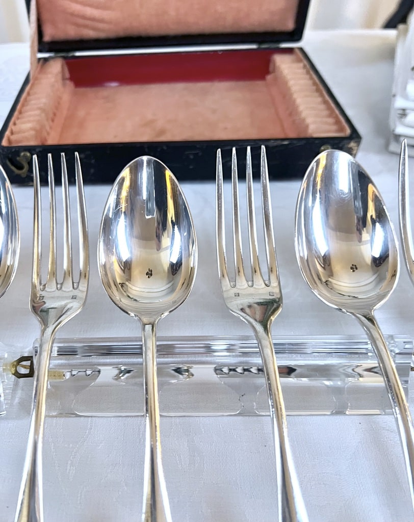 menagere-ancienne-metal-blanc-cuilleres-fourchettes-coffret-ecrin-vaisselle-couverts-antiquaire-brocante