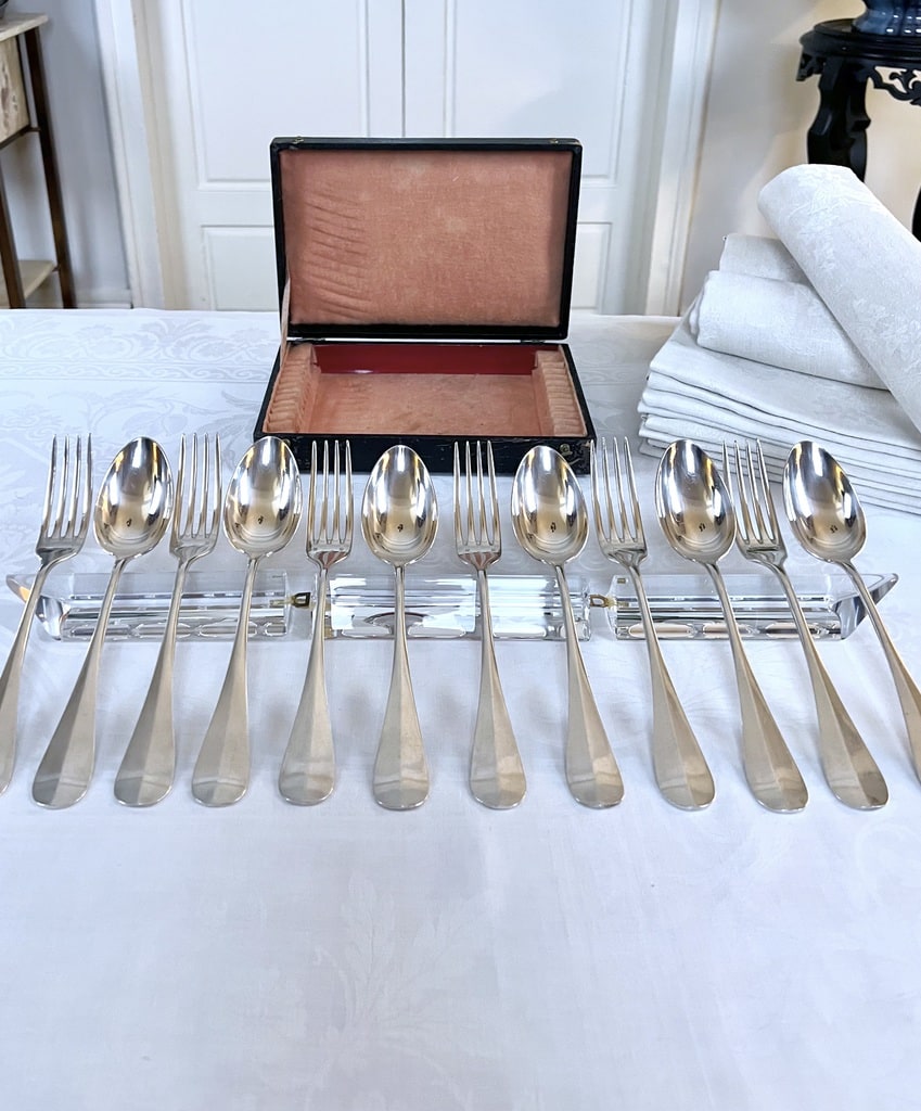 fourchettes-cuilleres-metal-blanc-menagere-ancienne-couverts-argenterie-antiquaire-brocante