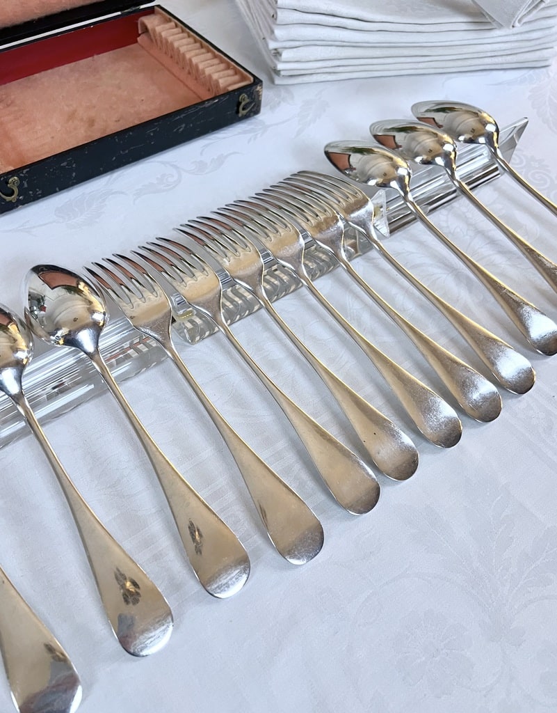 menagere-metal-blanc-cuilleres-fourchettes-vaisselle-brocante-art-de-la-table-antiquaire