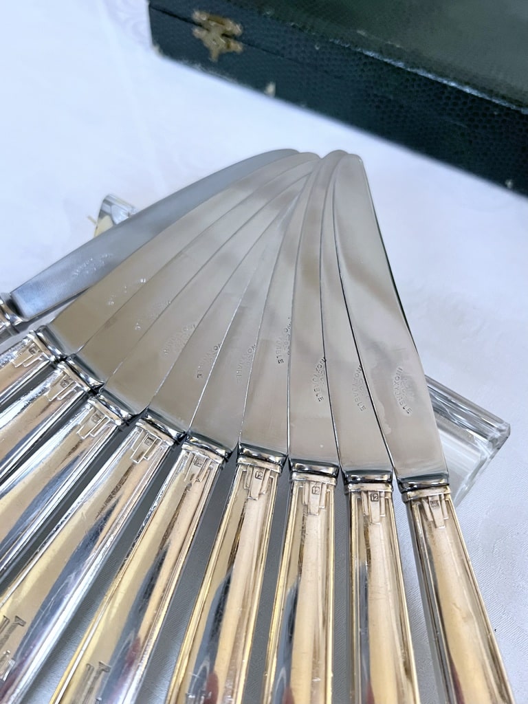 couteaux-entremets-art-deco-1930-lames-inox-manche-metal-blanc-monogrammes-initiales-brocante-antiquaire