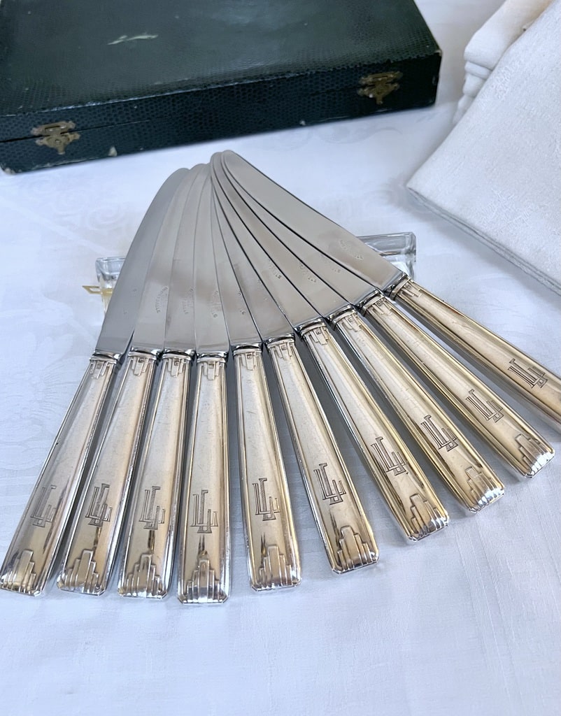 couteaux-entremets-art-deco-couverts-anciens-style-moderne-initiales-monogrammes-metal-banc-et-inox-antiquaire-brocante-vaisselle