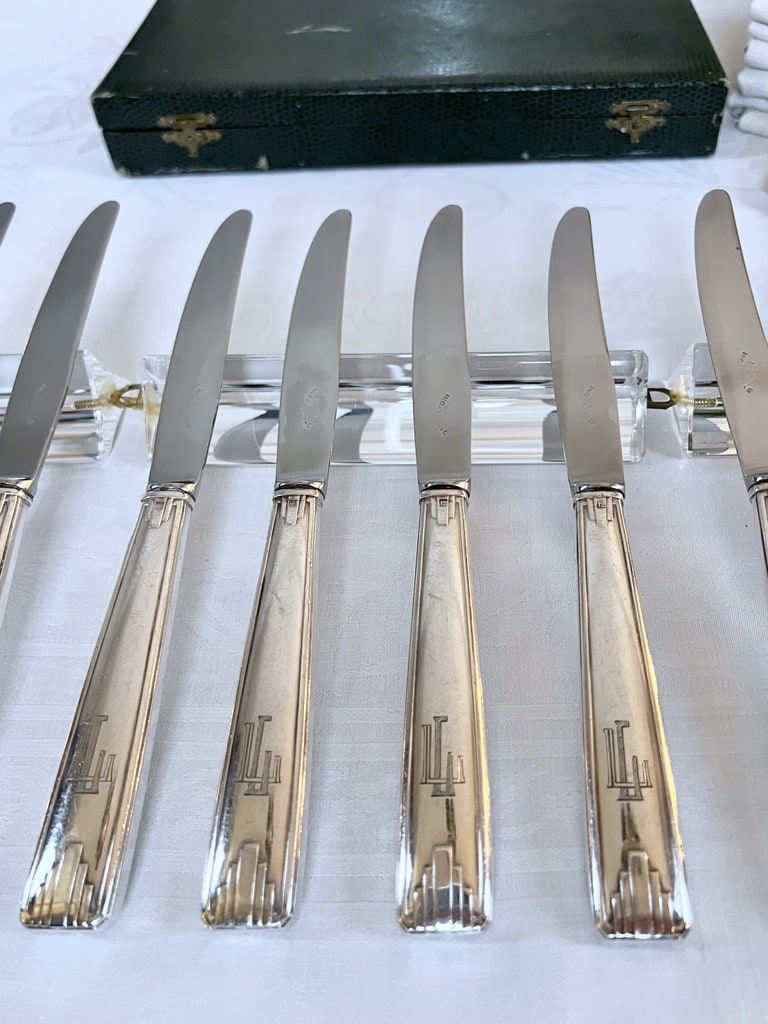 couteaux-entremets-menagere-ecrin-coffret-metal-blanc-inox-iniitales-monogrammes-couverts-antiquaire-brocante