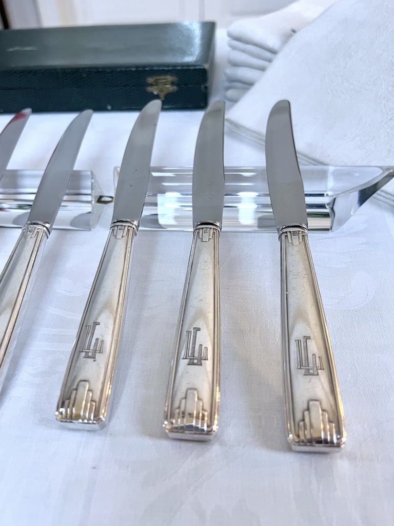 couteaux-entremets-art-deco-initiales-monogrammes-metal-blanc-lame-inox-menagere-vintage-antiquaire-brocante